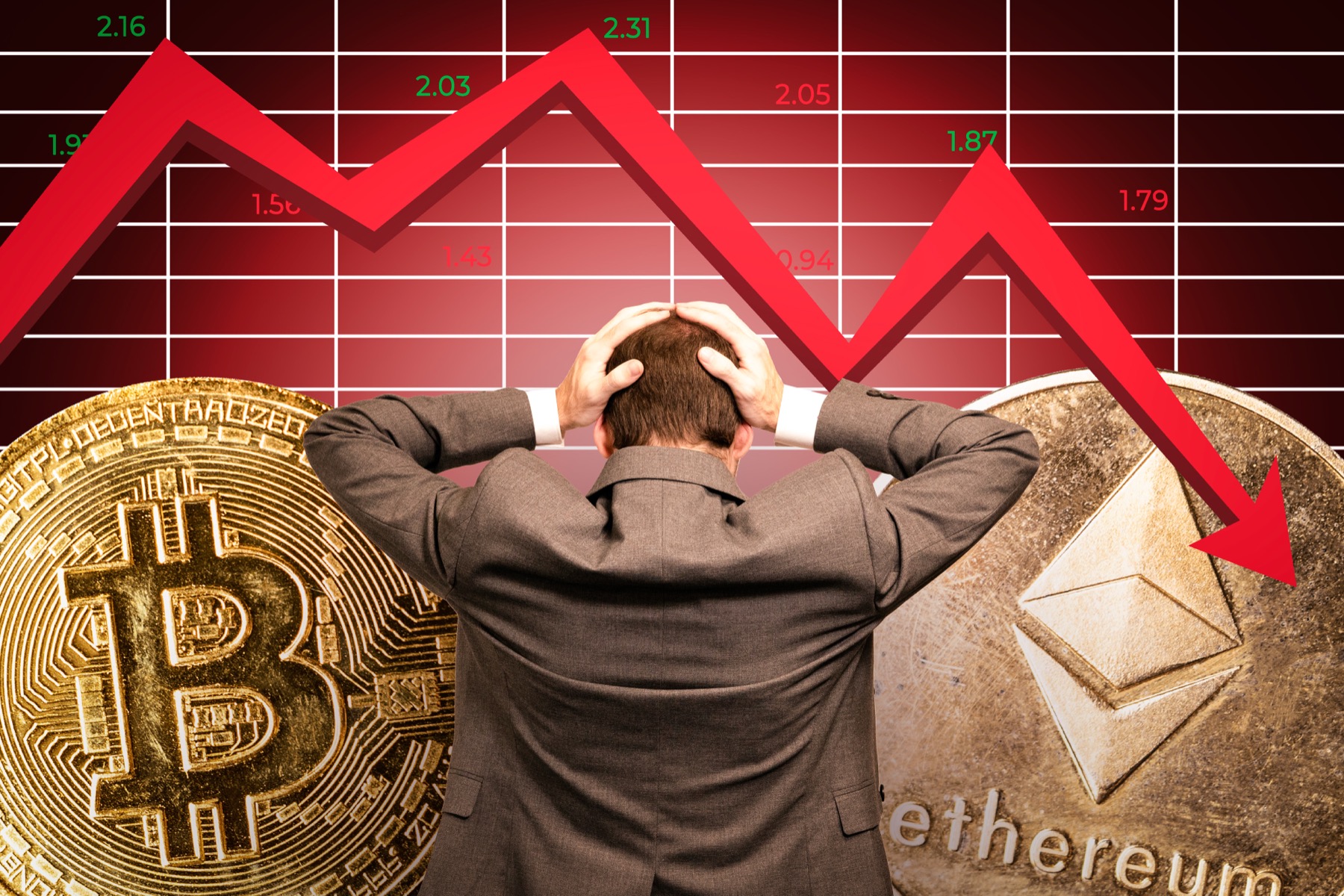 illustration d'un homme d'affaires la tête entre les mains devant un graphique boursier en forte baisse, avec des pièces bitcoin et ethereum au premier plan