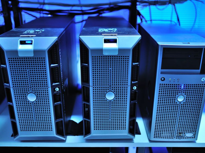 Le choix stratégique du CERN : Pourquoi Debian remplace Red Hat ?