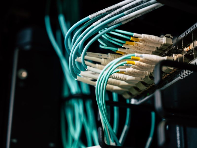 Ne pas migrer vers Debian 13.7 : un risque calculé ou une erreur fatale ?