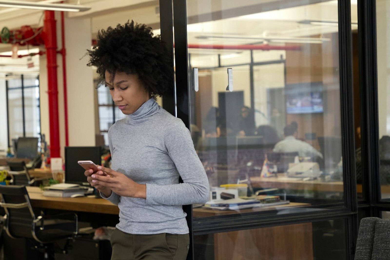 Responsable lisant les actualités IA sur une tablette dans un bureau