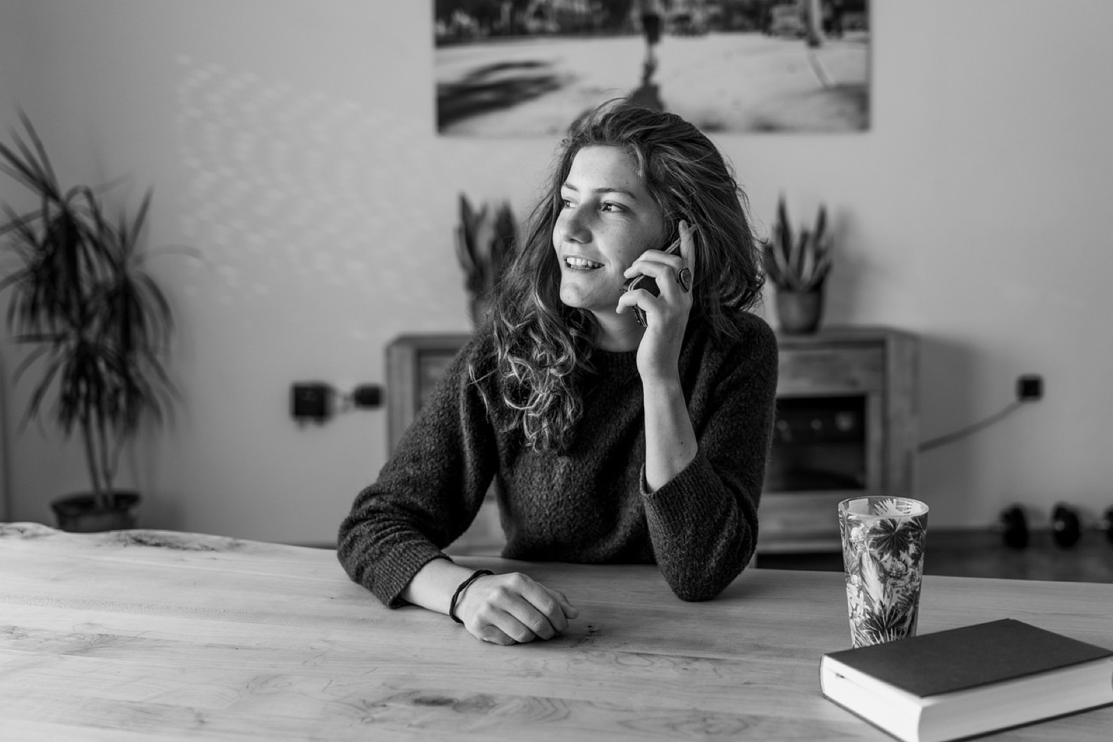 Personne relisant un échange automatisé avec un agent IA sur un écran d'ordinateur