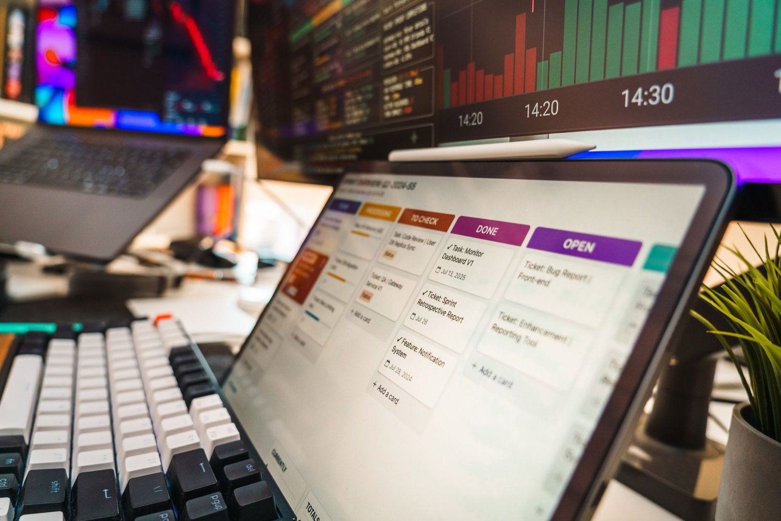 Un employé configure un tableau de bord logiciel pour automatiser une tâche en entreprise