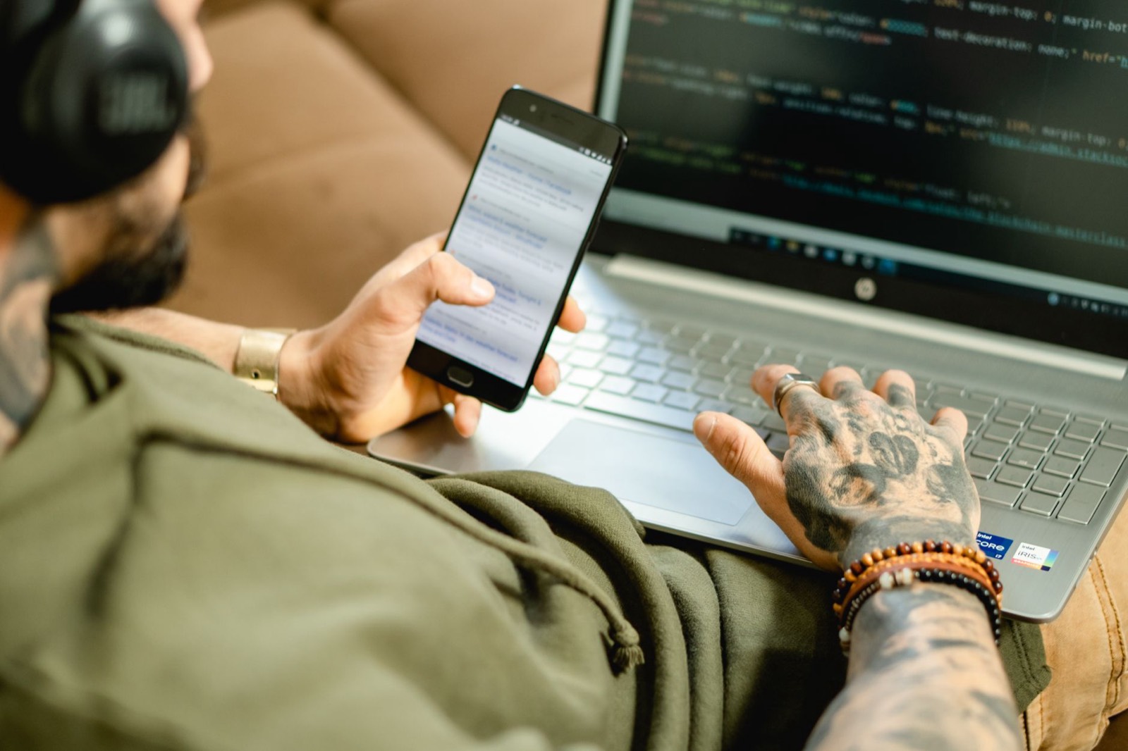 Développeur sur un ordinateur avec un écran d'application mobile ouvert