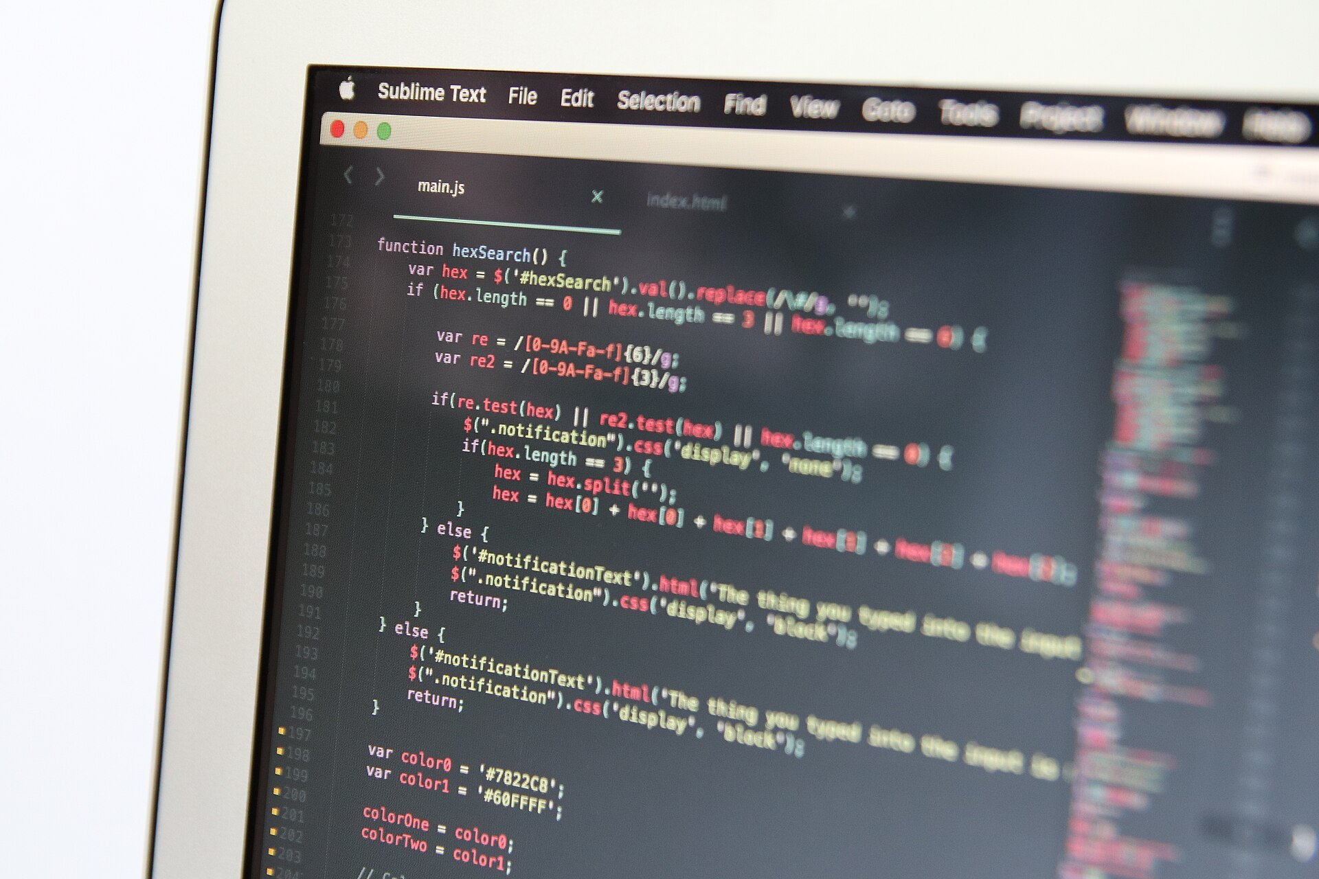 Écran d'ordinateur portable affichant du code JavaScript dans un éditeur de texte