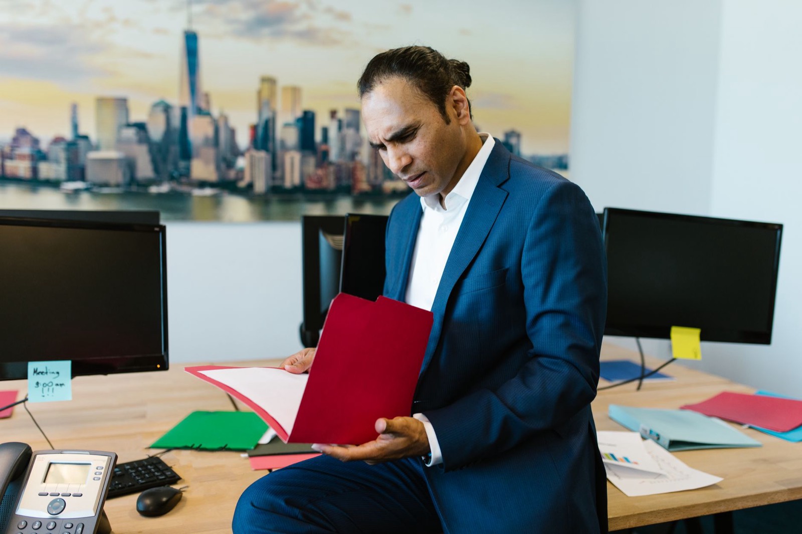 Dirigeant de PME lisant des documents sur un ordinateur