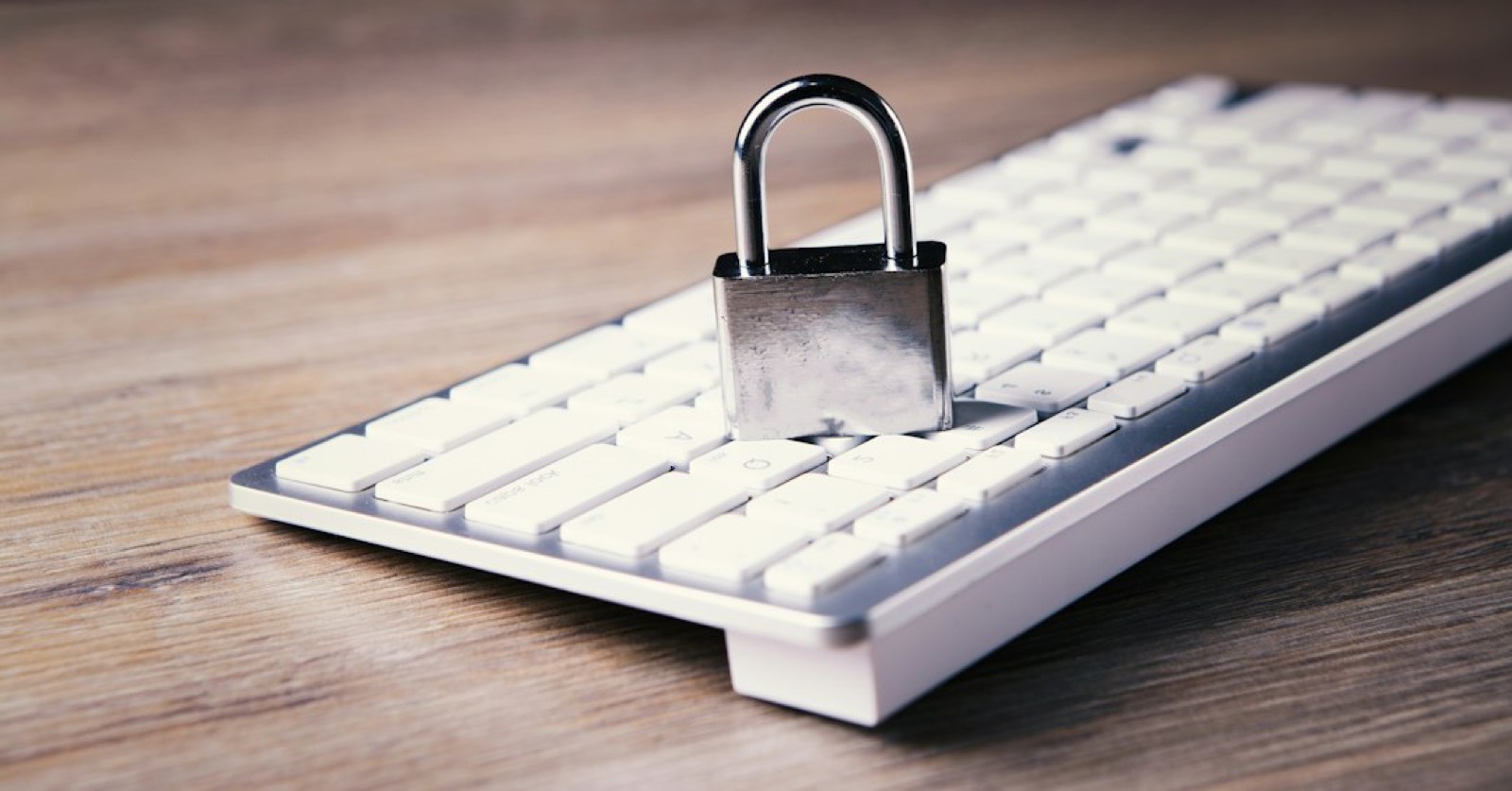 Cadenas posé sur un clavier, symbole de la sécurité d'un site WordPress