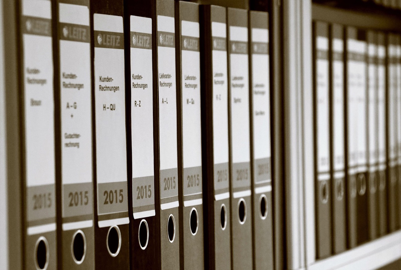 Dossier de facturation et ordinateur portable pour préparer un dossier d'huissier